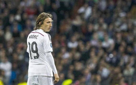 梅西杯开战，梅西和苏亚雷斯现场观战巴萨U16和河床U16的比赛